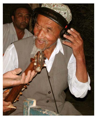 Aksu_FarmerPhones2