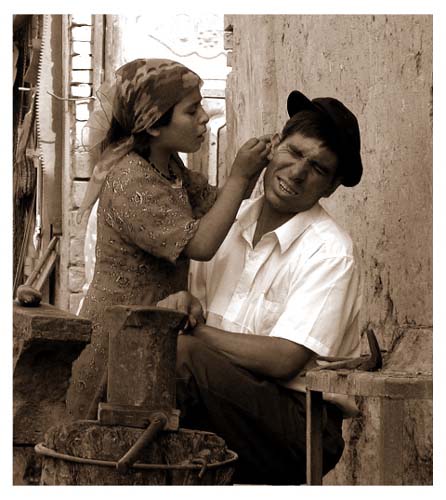 Yarkand_EarPickBW